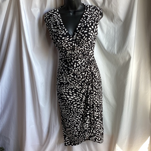 Maggy London Dresses & Skirts - Maggy London Black and White Leaf Print Midi Dress